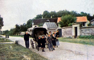 Een familie op de vlucht voor de Duitse invasie tijdens de Slag bij de Marne ten oosten van Parijs, september 1914 door Jules Gervais Courtellemont